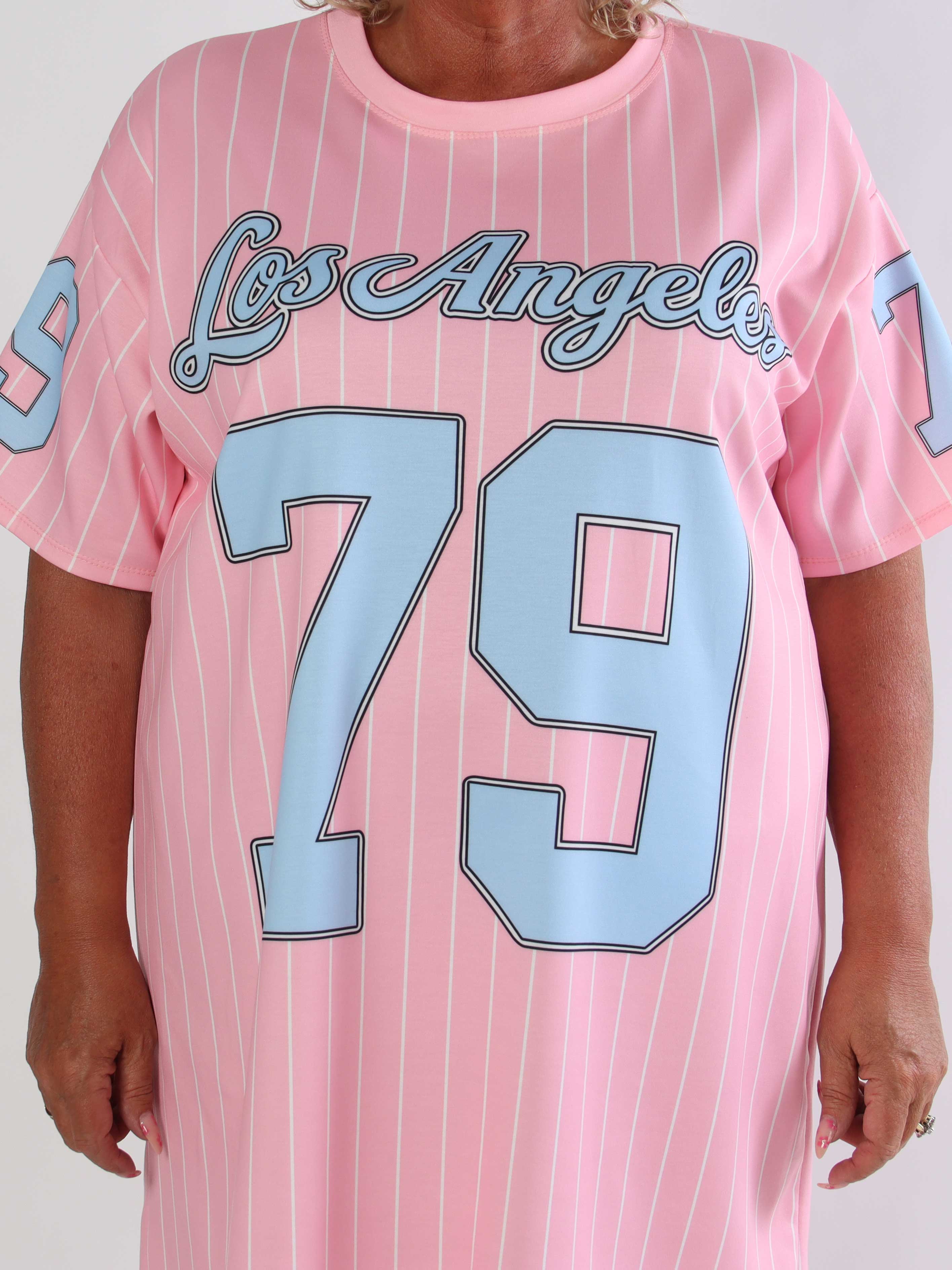 Andrea - Plus size t-shirtklänning i mjuk viskosblandning med basebollinspirerad design